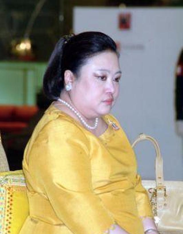 原配算是政治婚姻,颂莎瓦丽和诗丽吉出生于同一个家族(育坤家族),势力