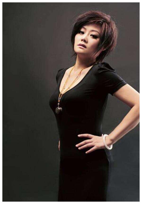 国家一级演员何静:一婚被绿,二婚被丈夫病态监视,今现状如何?