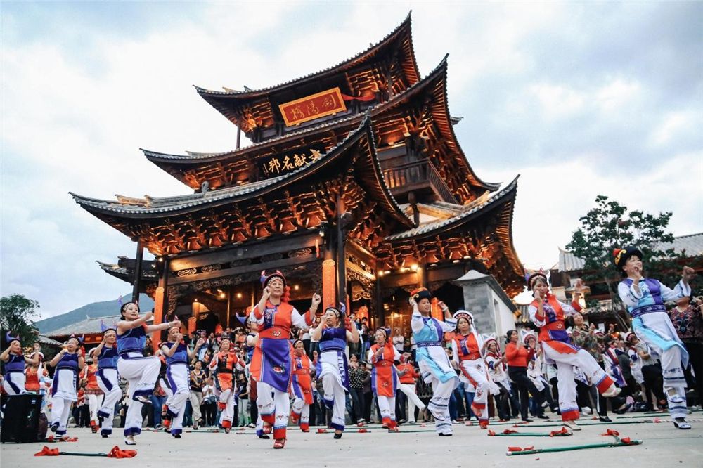 全县92%的人口是白族人,白族所占人口比例之高居全国首位,被誉为白族