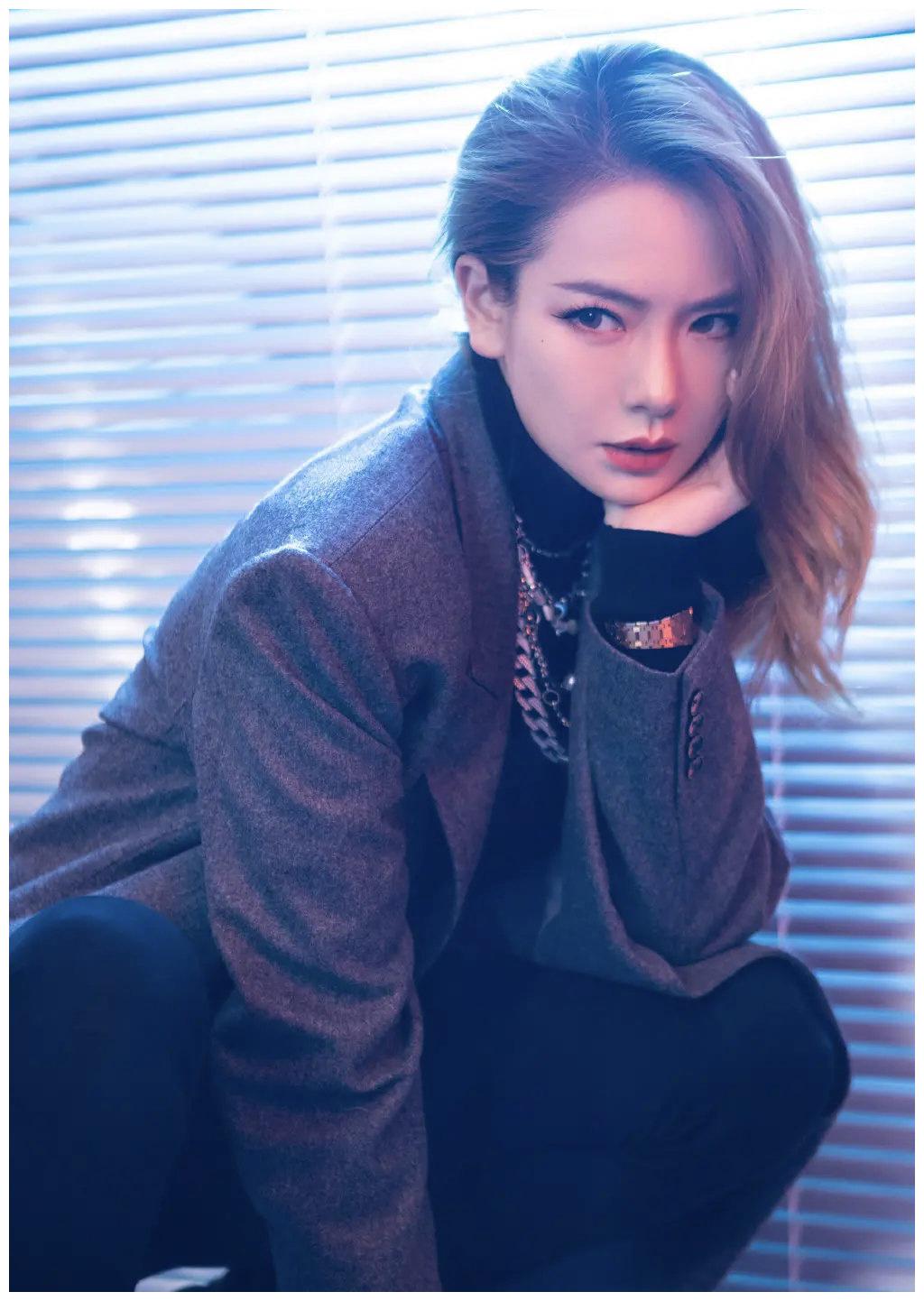 戚薇深灰色西服外套搭配黑色长裤,金色长发亮眼十足,尽显酷帅风