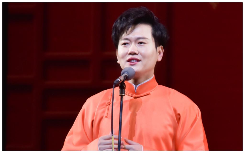 孟鹤堂,他即是弹着吉他的俊美少年,也是嘴欠调皮的德云徒弟