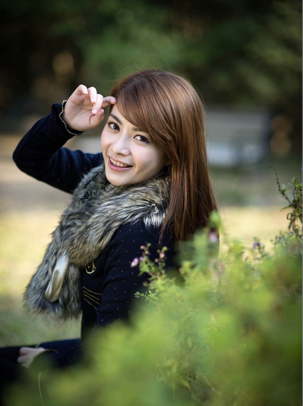 时尚穿搭推荐:美女林晓梅时尚黑色套装清新写真_高清图集_新浪网