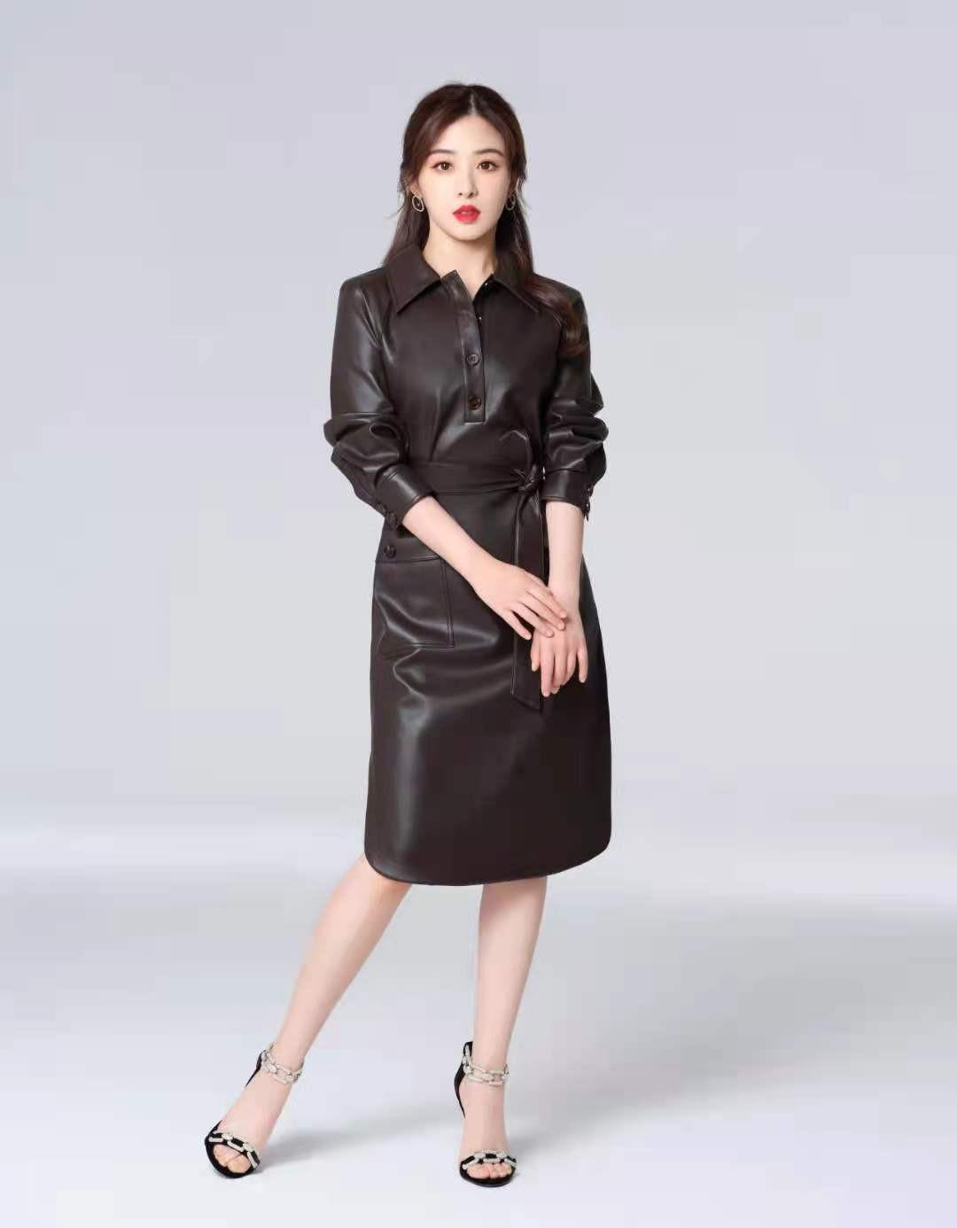 张含韵气质好甜,穿皮裙依然像个小女孩__财经头条