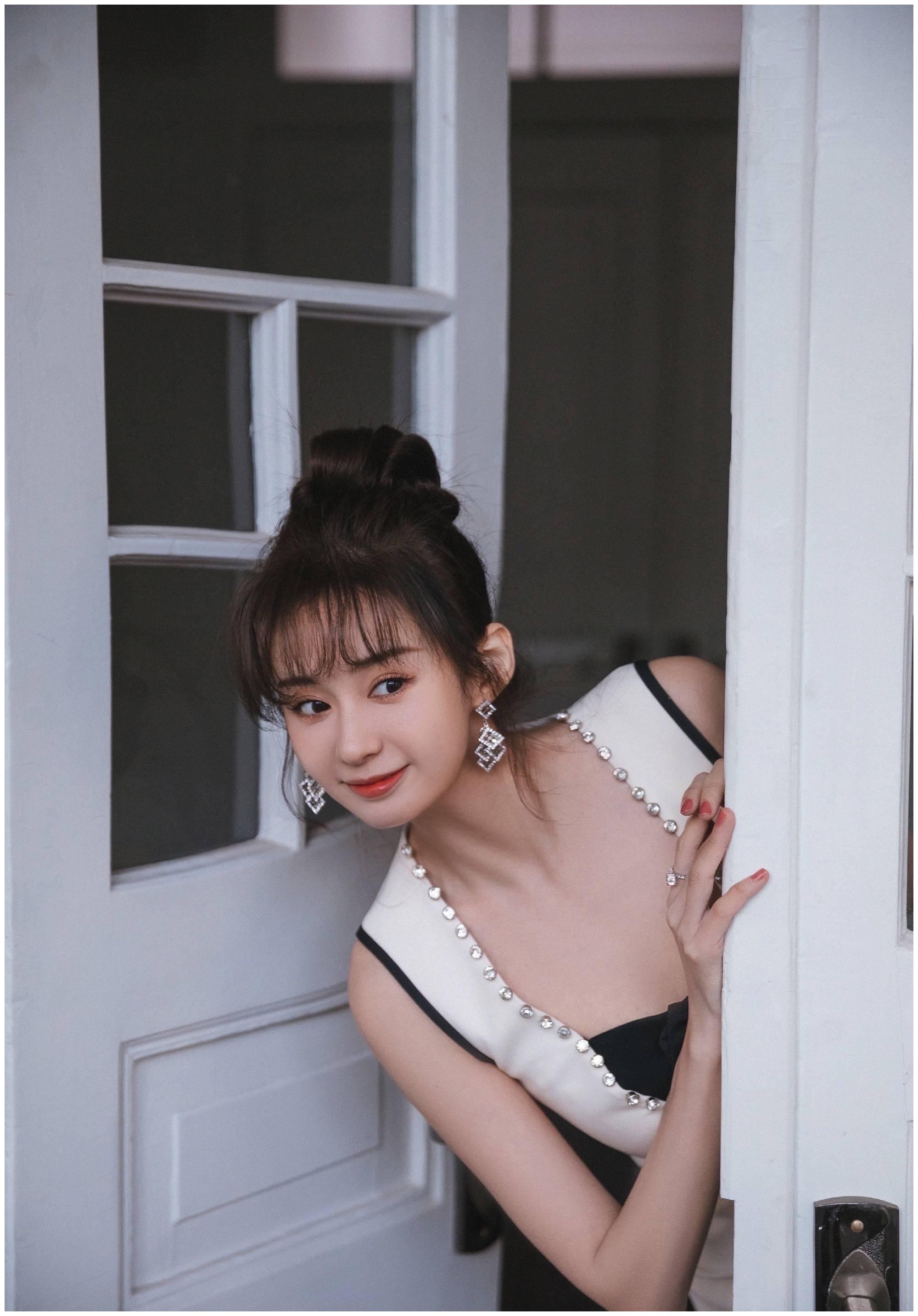 郑合惠子穿低领礼服秀精致锁骨扎丸子头俏皮可爱