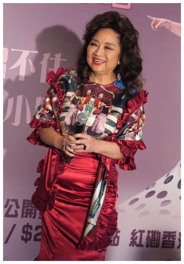 70岁徐小凤现身街头,就是普通老太婆,但气质就是不同凡响