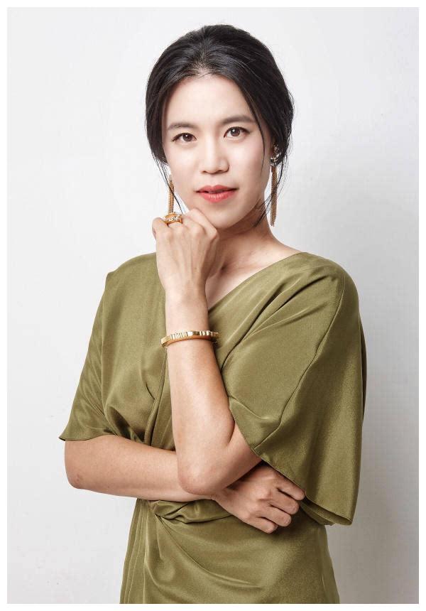 大魔王王楠西装写真,身材圆润,气场十足,给人一种女强人的感觉