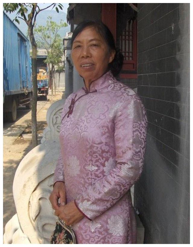 70岁群演大妈被周星驰力捧,现在商演不断,片酬从150涨到几十万