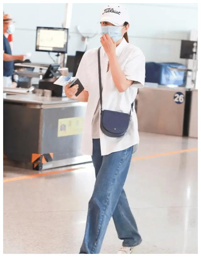 她是《以家人之名》最大"反派",今衬衫牛仔裤亮相,也太年轻了