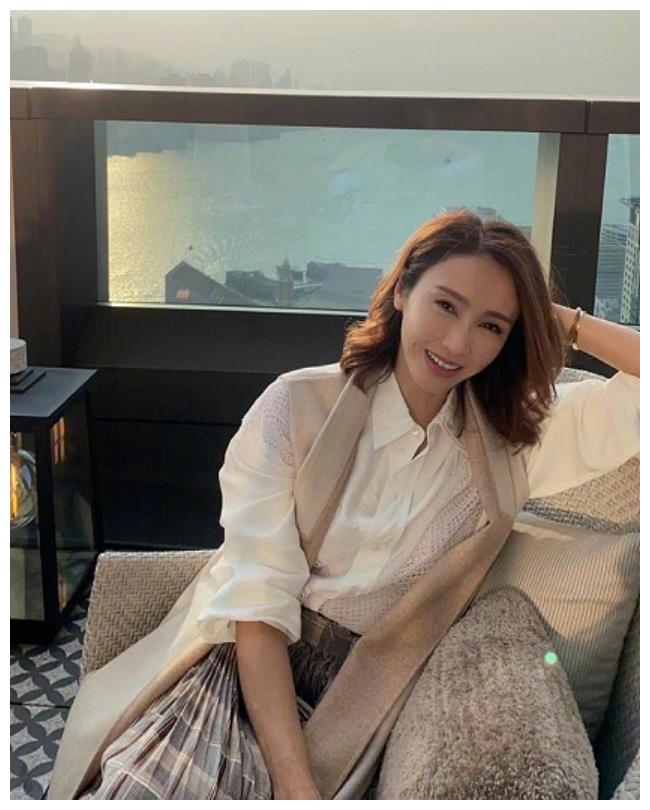 49岁黎姿万人迷穿白衬衫喝下午茶好美有钱人的生活真好