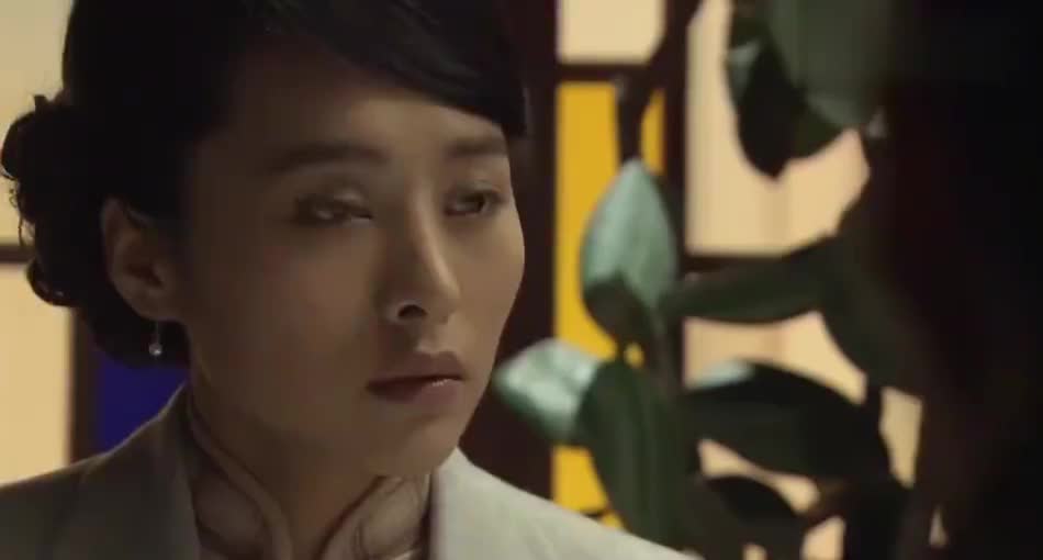 飞哥大英雄:景怡给梁飞送行,看着他满目含情,梁飞也恋恋不舍