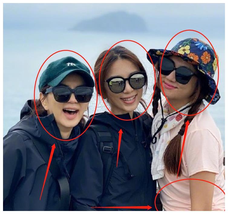 she拍圣诞照,三人贴脸自拍超温馨,任家萱烧伤过的手让人心疼__财经