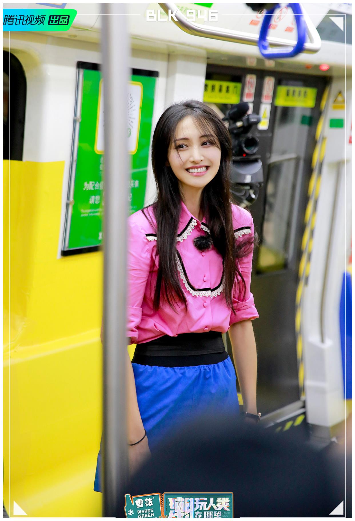 郑爽不愧是"小仙女",一身蓝色工装 挑染马尾,又美又飒好养眼