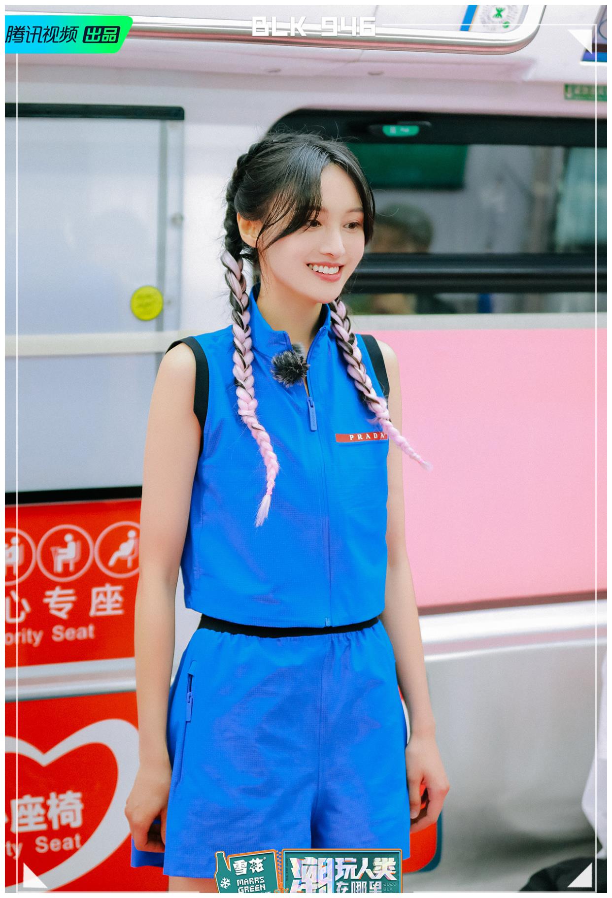 郑爽不愧是"小仙女",一身蓝色工装 挑染马尾,又美又飒好养眼