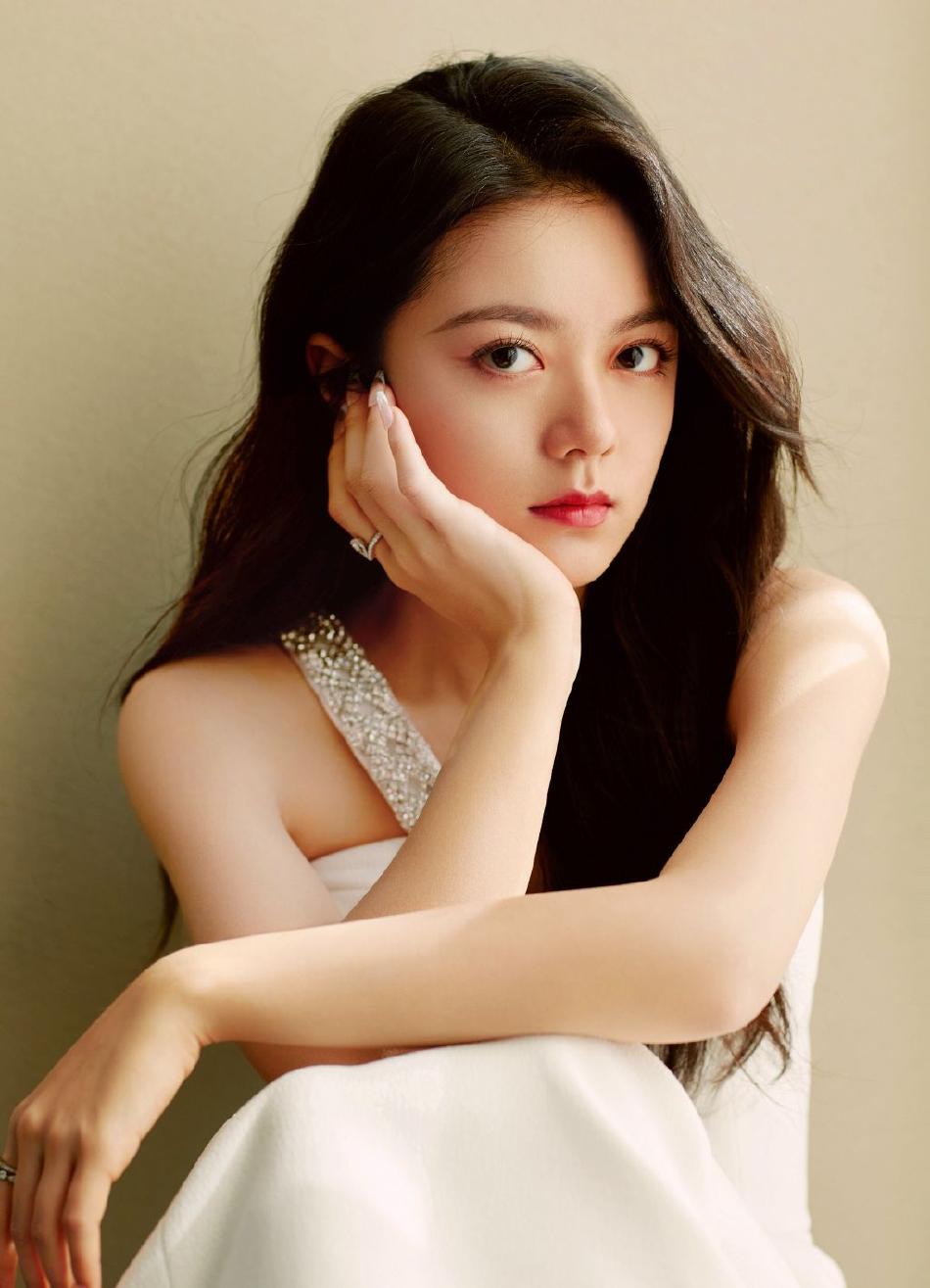 赵今麦白色鱼尾裙写真灵动十足楚楚动人