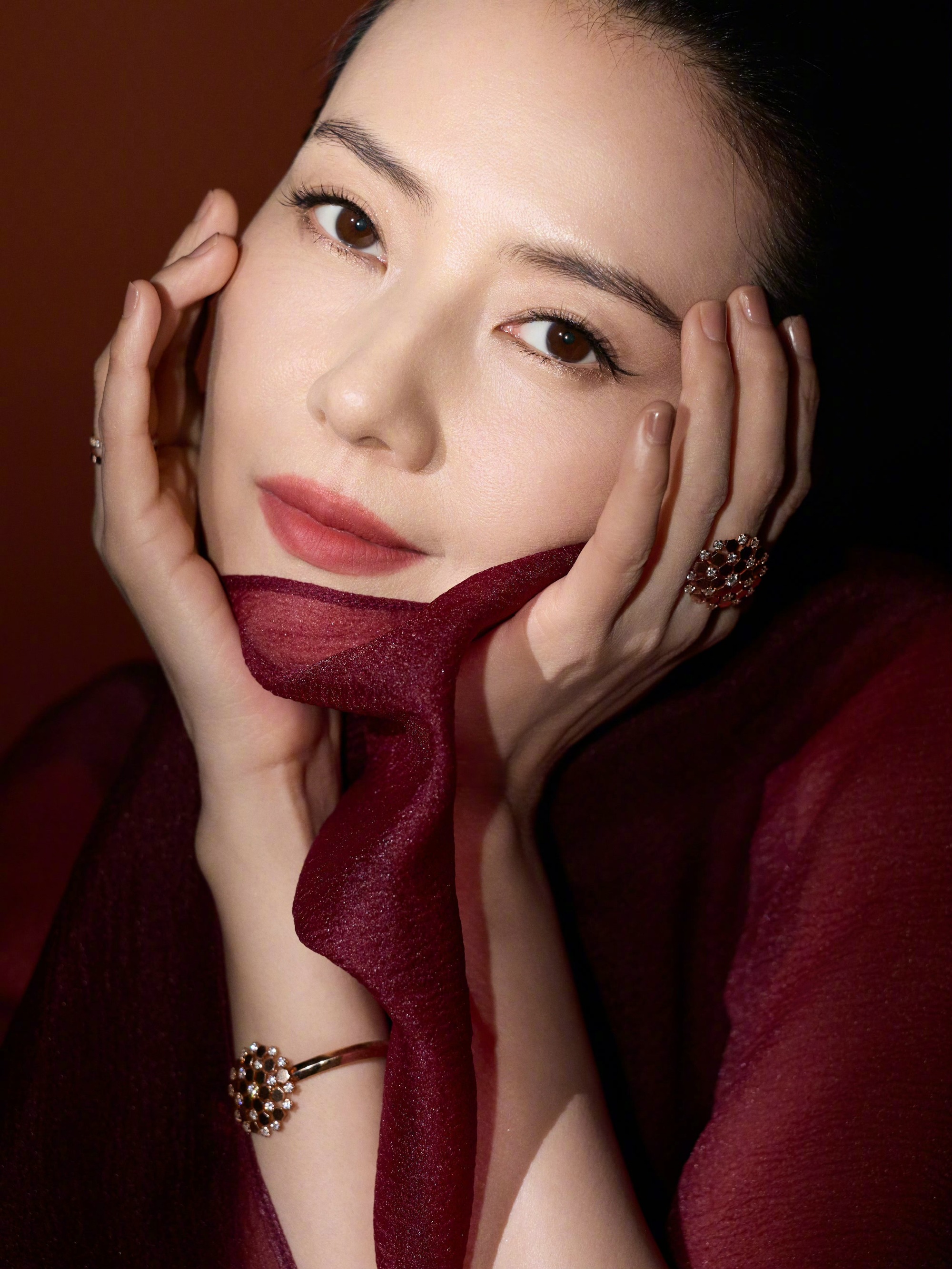 高圆圆佩戴CHAUMET Bee de Chaumet系列手镯及戒指出席盛典