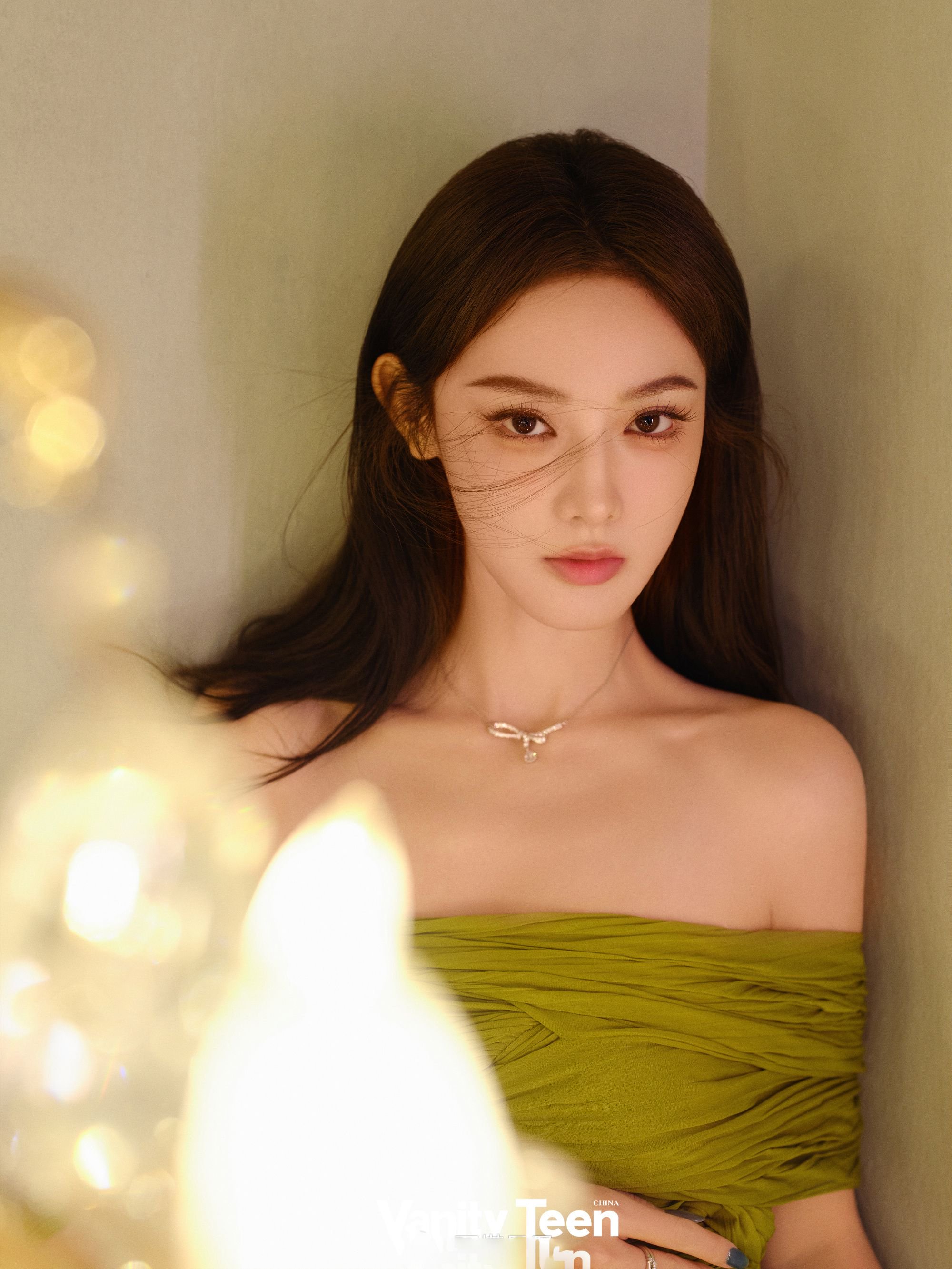 彭小苒在春日光影间轻盈流转，美的像文艺画报，柔美又鲜活