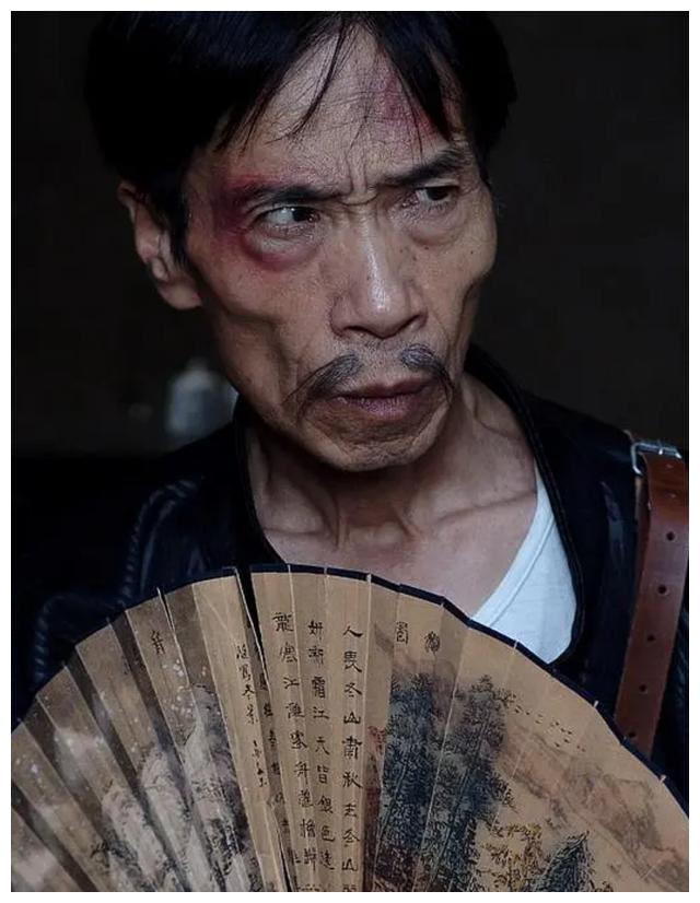 贾队长颜冠英做了20年熨衣工48岁辞职拍戏如今大器晚成