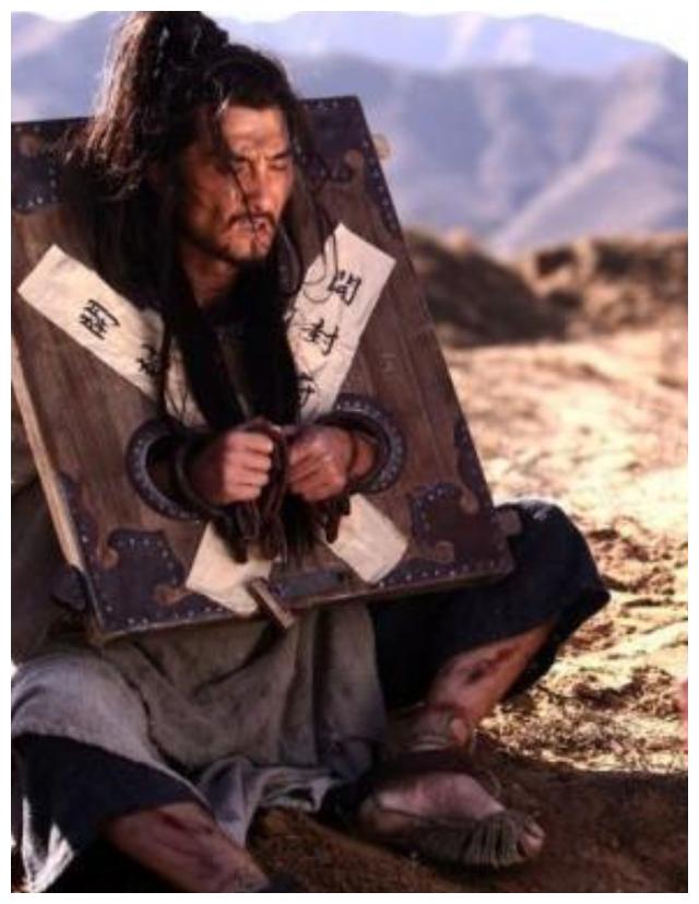 流放的路上艰苦异常,即使是衙役们不需要戴上沉重的枷锁,那也是会非常