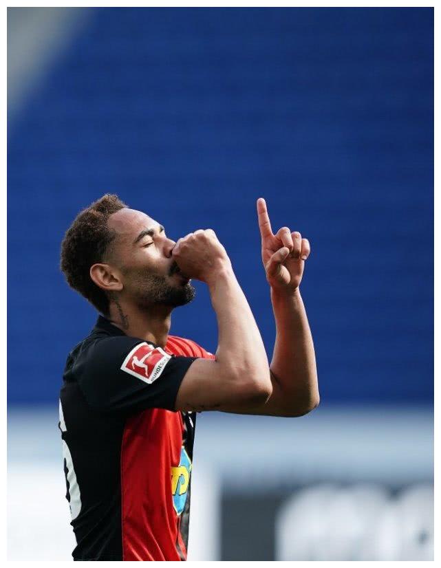 2.2亿土豪踢出神奇一战:对手突然崩溃 16分钟投降