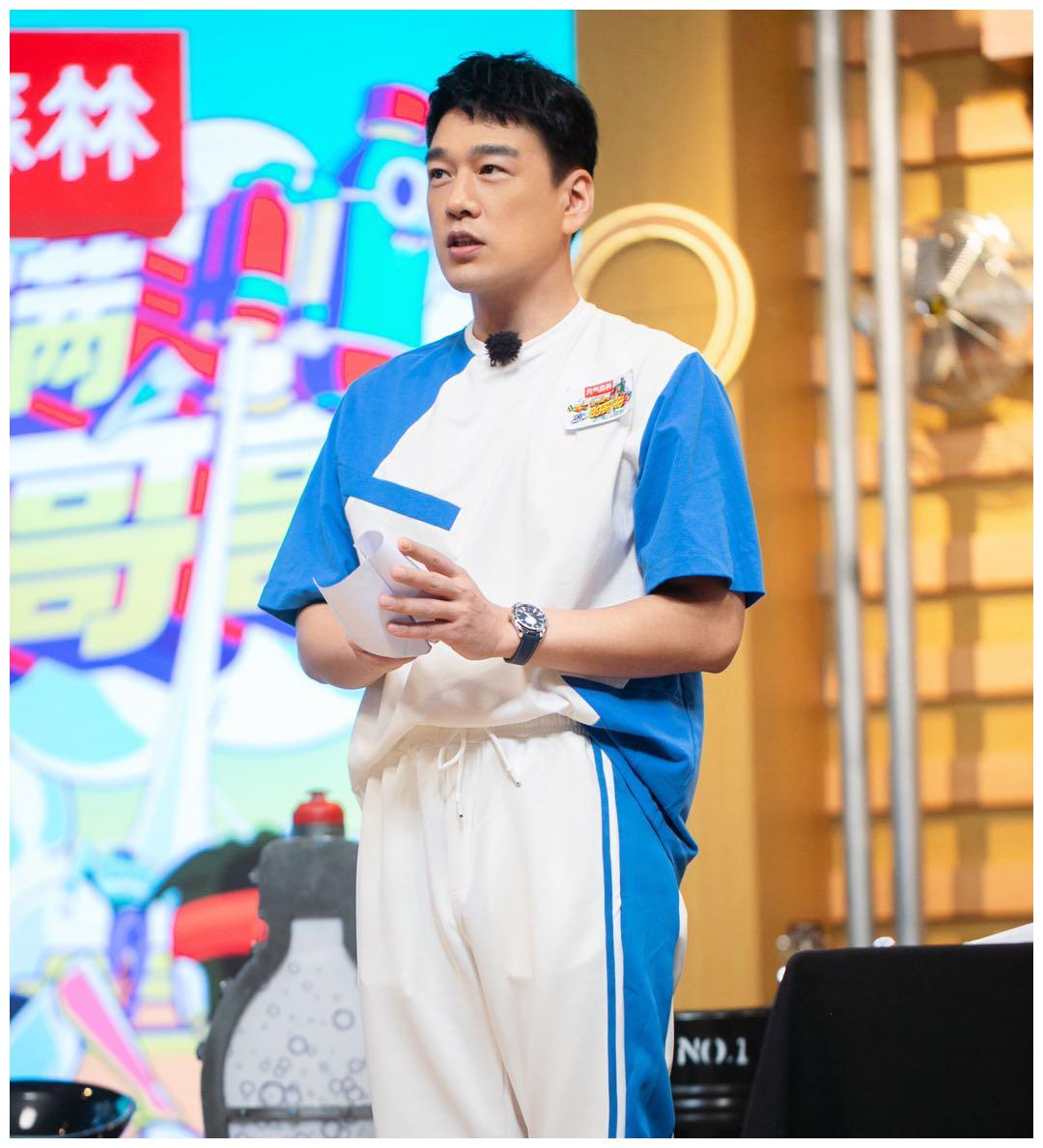 王耀庆商务衬衫配短裤上综艺节目爆笑全场霸道总裁人设快没了