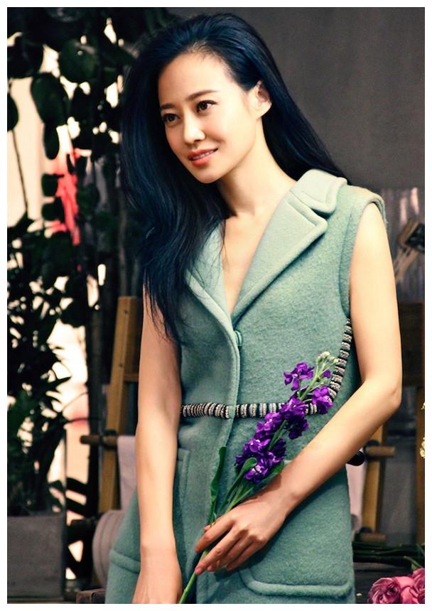 内地女演员谭卓,美艳而不失灵气的标致时尚美女