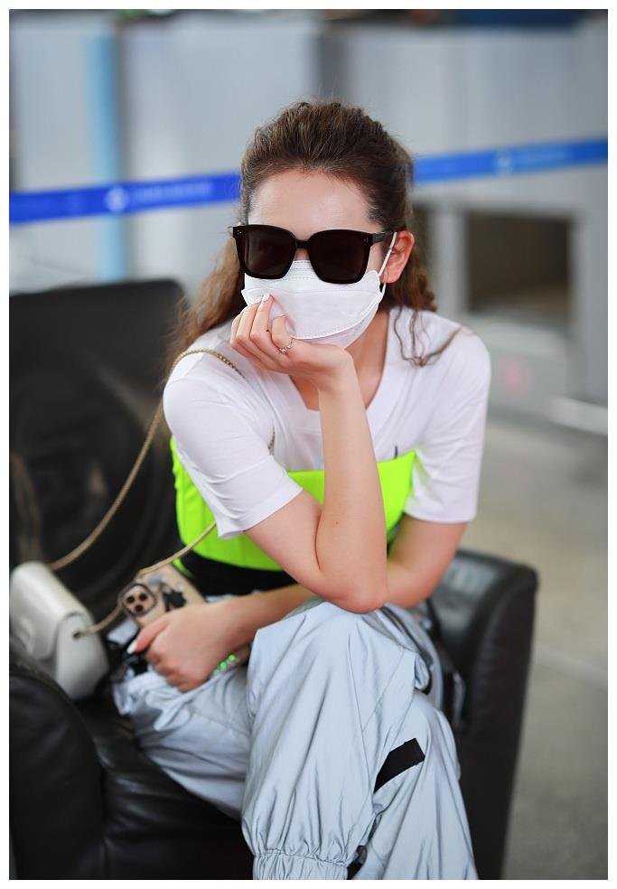 戚薇戴墨镜扎公主头又酷又甜 穿荧光绿拼色上衣潮范足