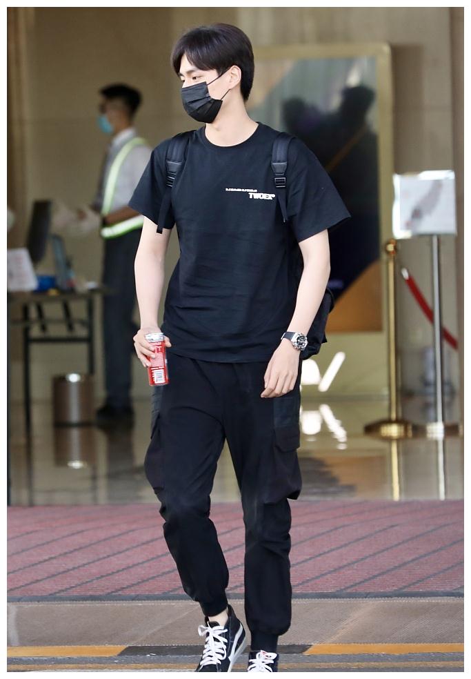 胡一天街拍twoex2黑色t恤搭配工装裤阳光少年