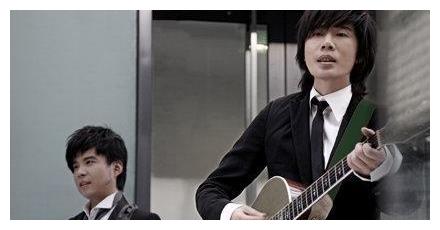 李健退出水木年华成了卢庚戌心中难愈的伤痛时隔多年不能释怀