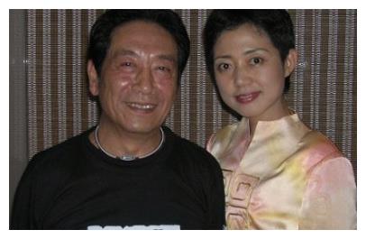 她是73岁老戏骨王奎荣的妻子,比老公小37岁,婚后两