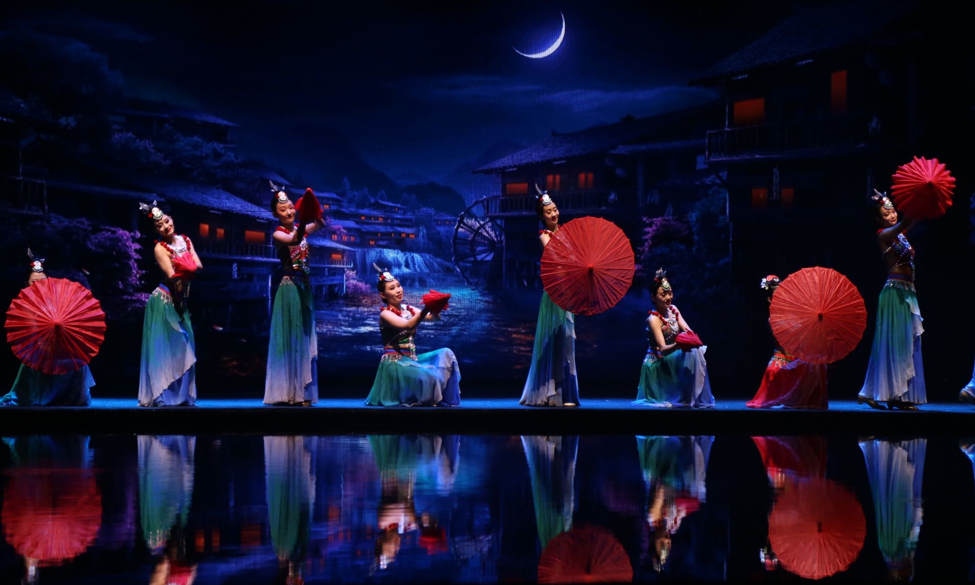 1 / 9 到张家界旅游,不仅自然风光独特秀丽,也不能错过《张家界千古情