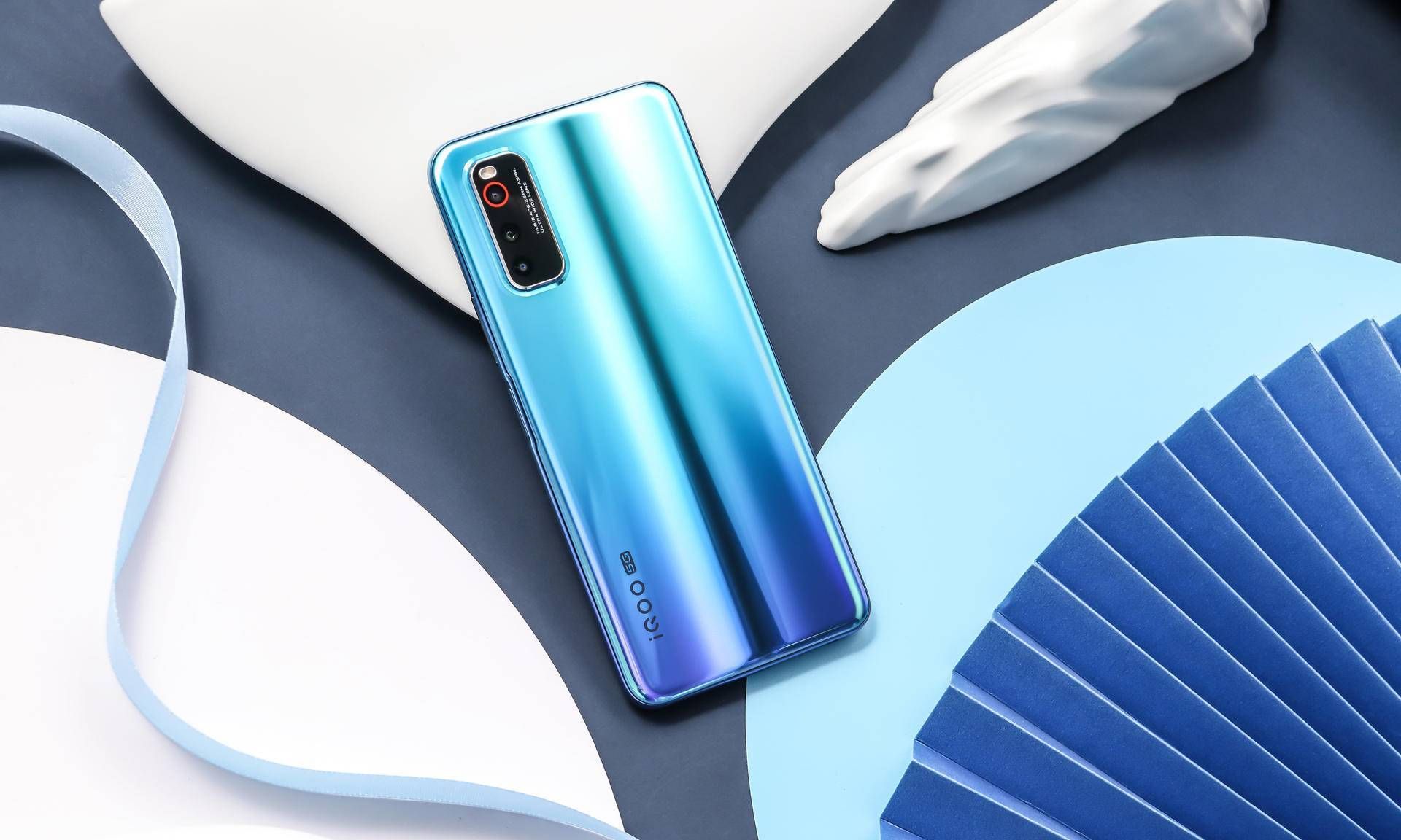 诸多黑科技加身,加上亮眼的外观设计,让iqoo neo3成为当下手机市场上