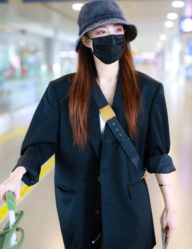 徐璐的机场造型好酷,身穿黑色西装搭配黑色牛仔裤,个性十足休闲区蓝鸢梦想 - Www.slyday.coM 徐璐的机场造型好酷,身穿黑色西装搭配黑色牛仔裤,个性十足休闲区蓝鸢梦想 - Www.slyday.coM