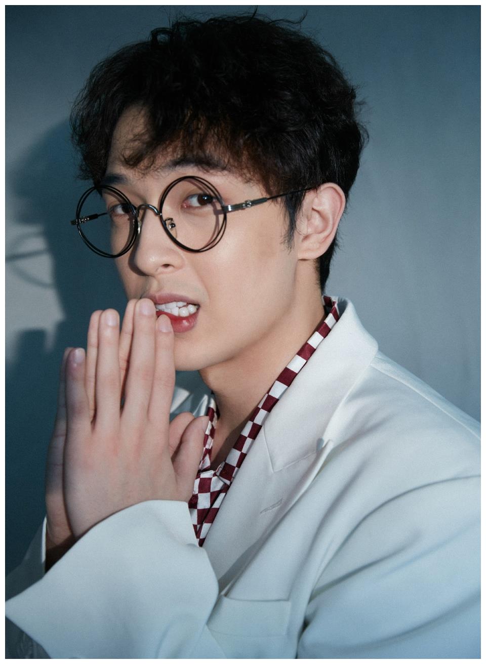 黄德毅受邀耀客传媒年度发布与宋茜合作陌生的恋人幽默爆棚