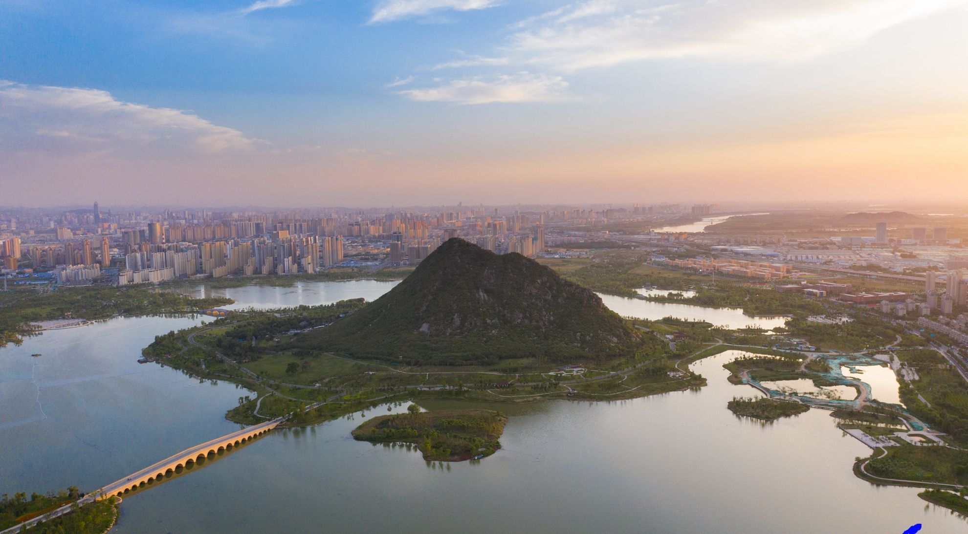 前景的主体是华山,远处影影绰绰的是鹊山,以及金色玉带的黄河.