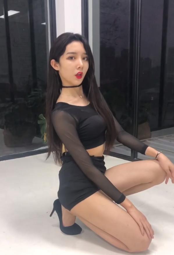 生图下女装大佬艾比脸比妹子还精致但这腿却是爷们无疑了