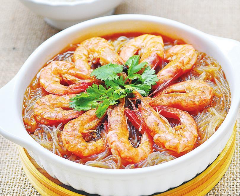 鲜虾粉丝煲虾肉肉质松软易消化,属于蛋白质含量很高的食品,其脂肪含量