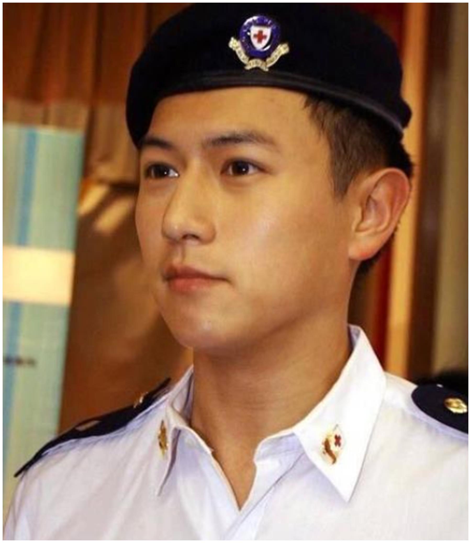 陈键锋的李柏翘可谓是圈粉无数,谁不喜欢年轻帅气的警察小哥哥呢?