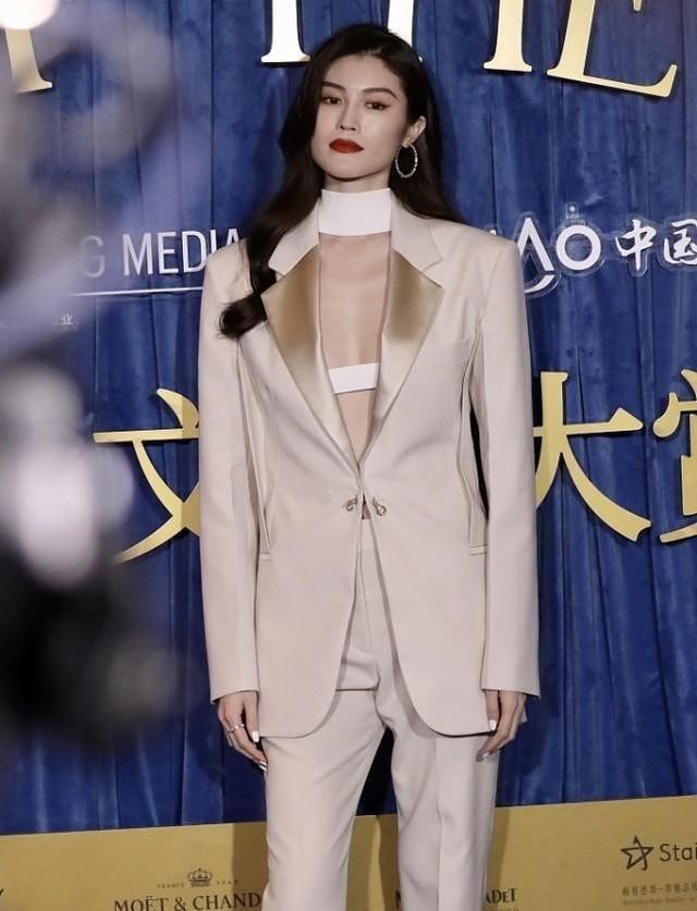 何穗的178身高真没白长,穿"真空西装"好妩媚,真让人移不开眼__财经