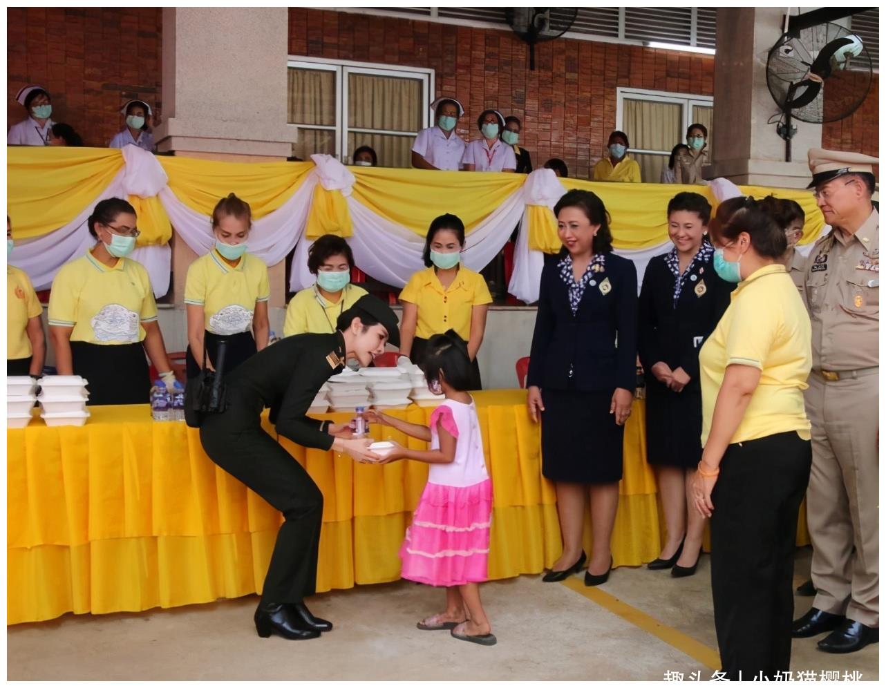 泰国诗妮娜军装亮相,行军礼英姿飒爽,无人跪拜贵妃身份不被认可
