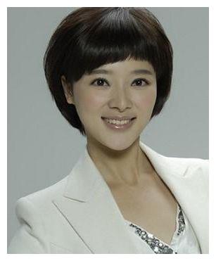 她是央视的学霸美女主持,嫁大12岁大导,如今生活幸福美满!