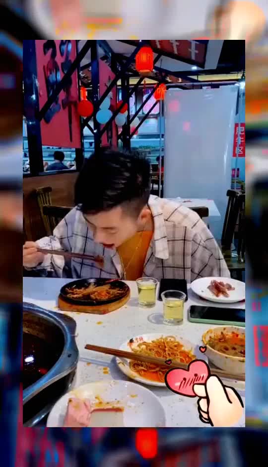 第一次和相亲对象吃饭她给我比个手势什么意思