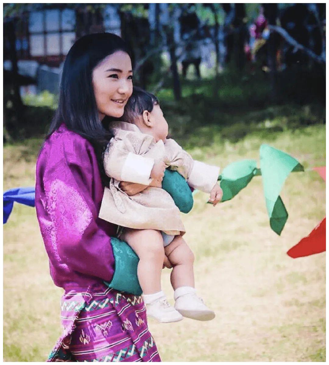 不丹王后打篮球,穿大号球衣与印度少女合作,动感朝气太惊艳了!