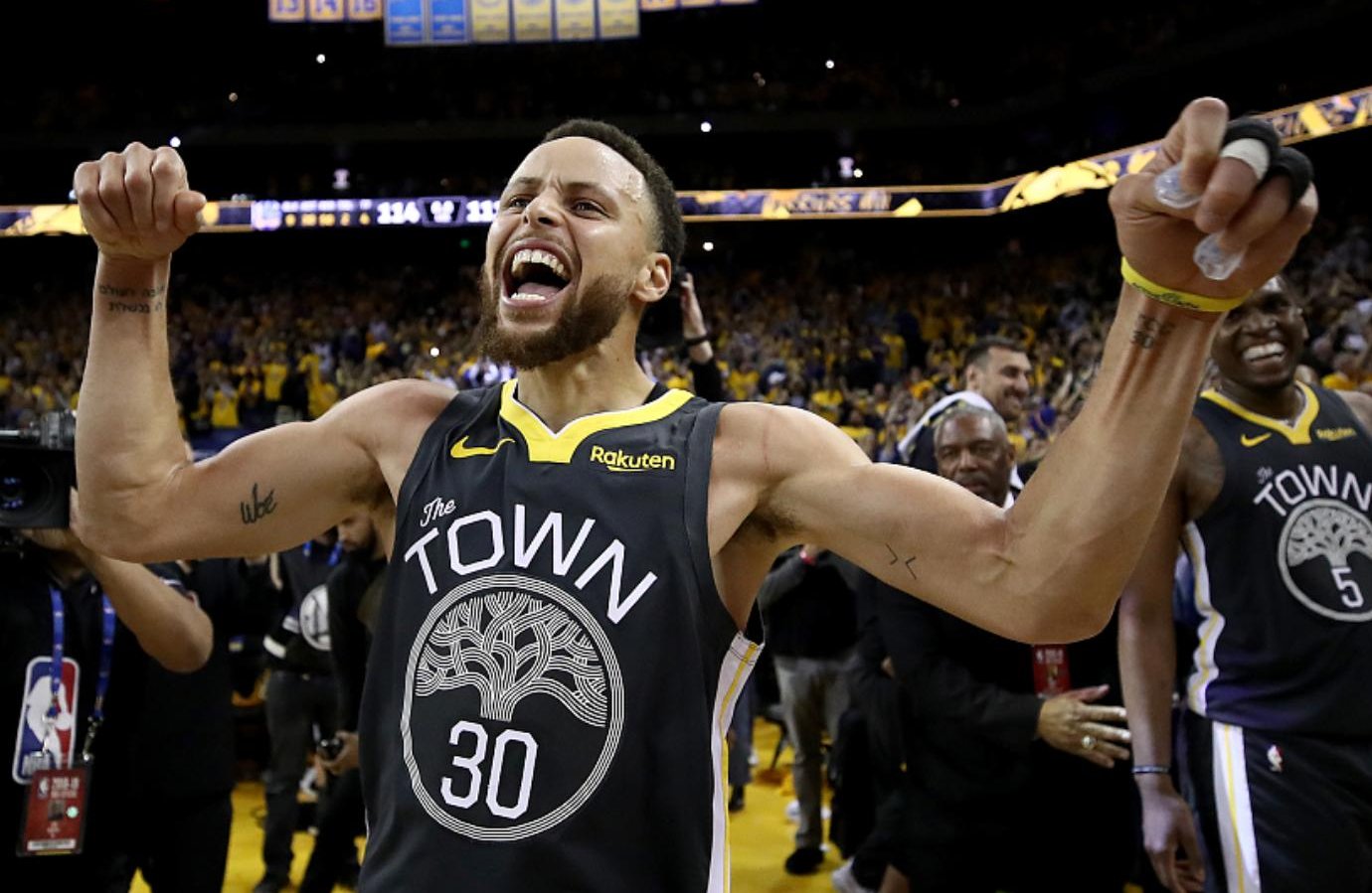 库里已是勇士队史第一人,虽然很难再夺冠了,已经荣耀一生了