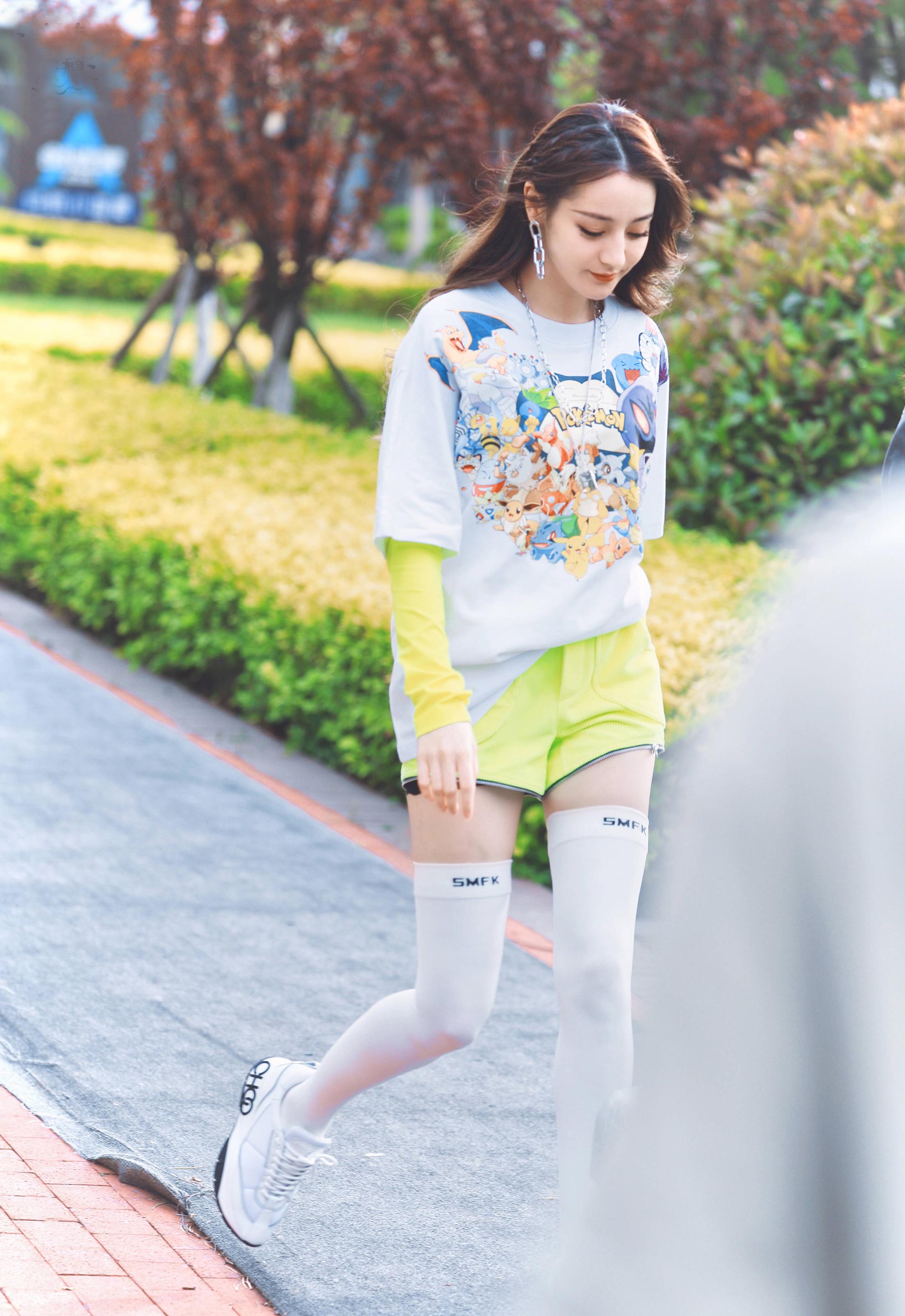 迪丽热巴私服亮眼荧光t配短裤清新明媚穿长筒袜显少女