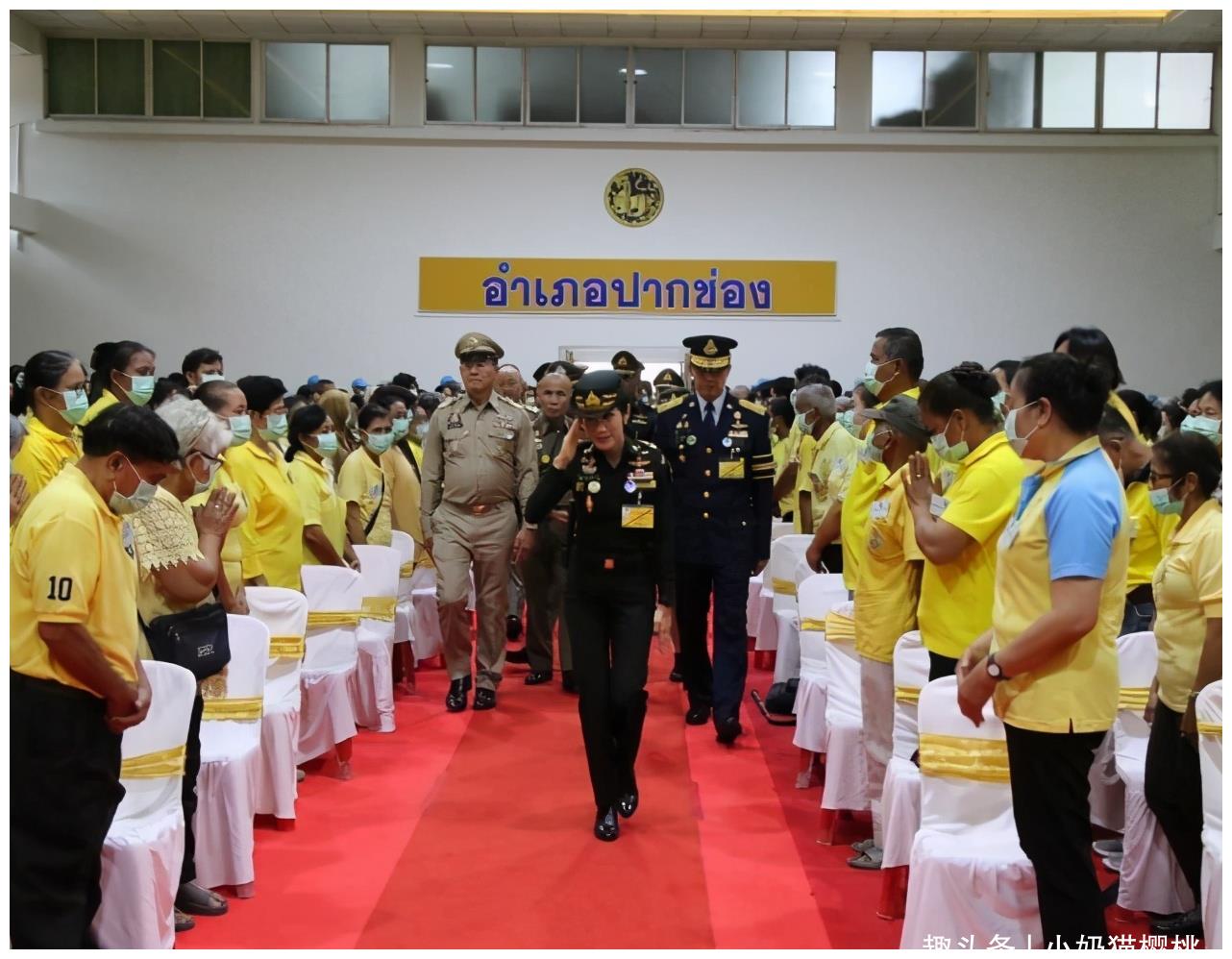 泰国诗妮娜军装亮相,行军礼英姿飒爽,无人跪拜贵妃身份不被认可