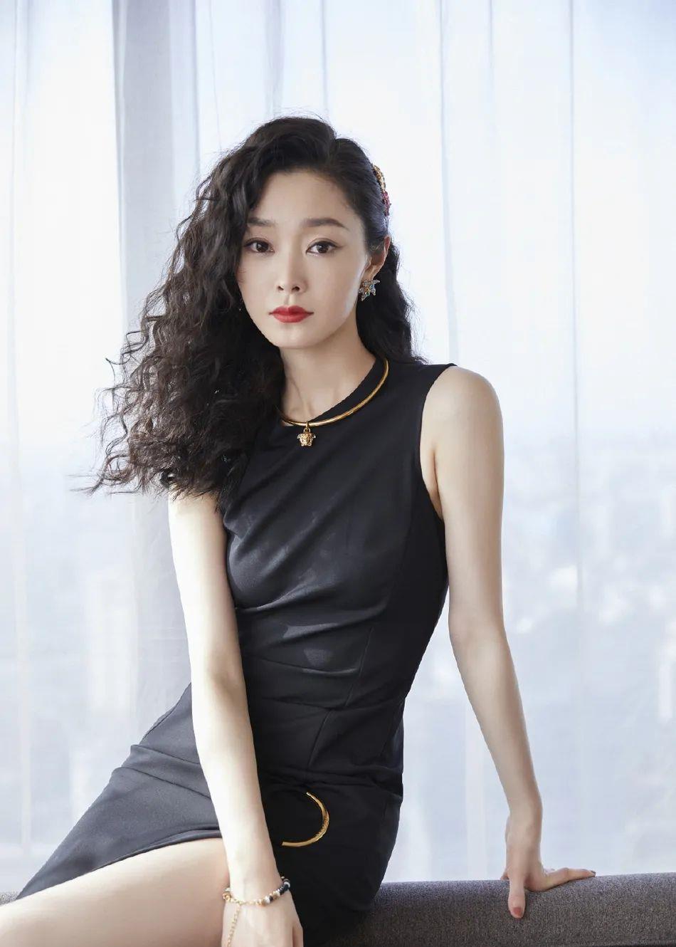 宋轶穿黑裙肤白貌美气质优雅!曼妙曲线身材性感迷人