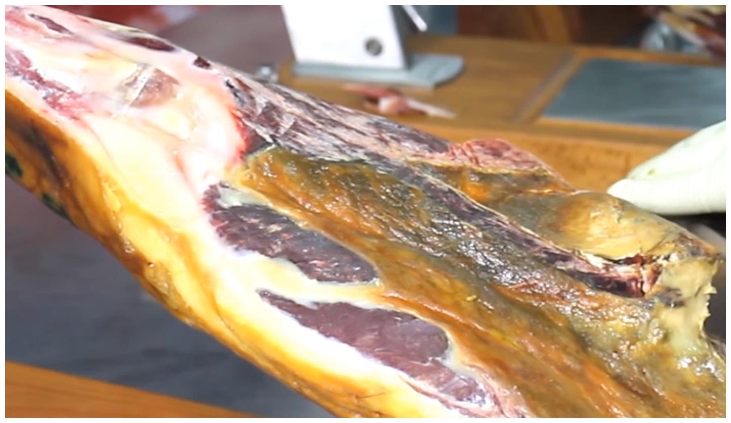 这种"发霉"火腿一根能卖30000块?厨师切开后,忍不住流口水了