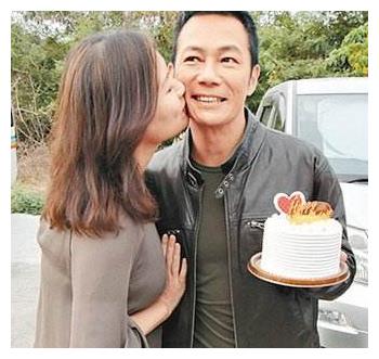 他的妻子结婚后就在家相夫教子,张兆辉空闲时也会帮助妻子做一些家务