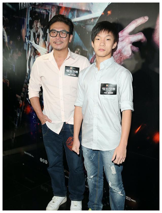 57岁钱小豪依然魅力十足妻子貌美如花两个儿子长相差别大