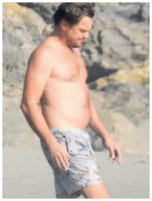 小李子海边玩水啤酒肚抢镜,帅哥走上不归路,好想给他把水枪